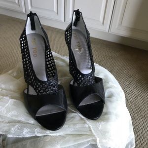 Me Too Black Leather Cute Design Shoes